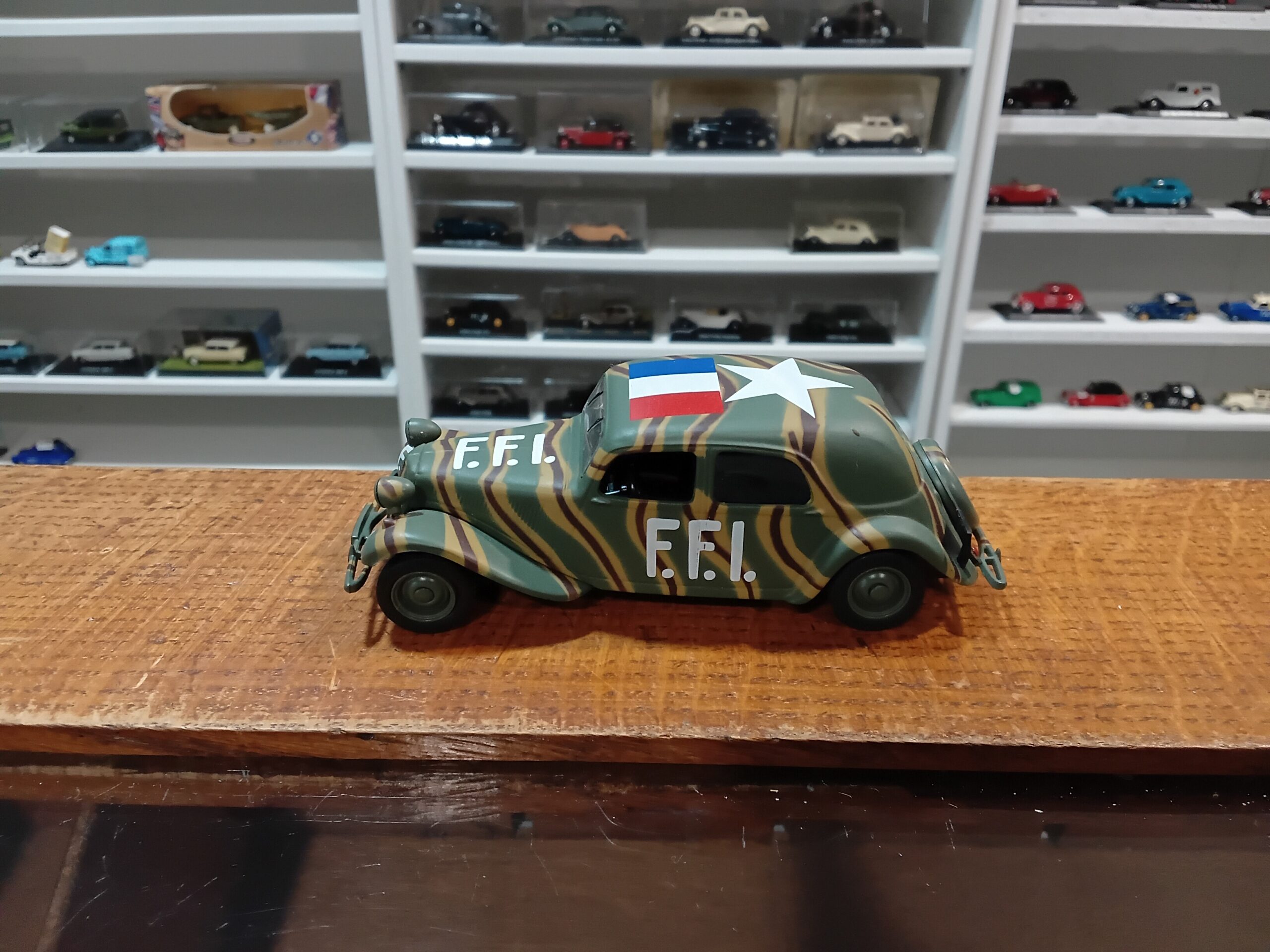 Citroën Traction 11BL Militaire F.F.I France 2nde Guerre Mondiale Altaya 1/43 - Vins Rouges Harmonieux pour Chaque Occasion Citroën Traction 11BL Militaire F.F.I France 2nde Guerre Mondiale Altaya 1/43 - Vins Rouges Harmonieux pour Chaque Occasion