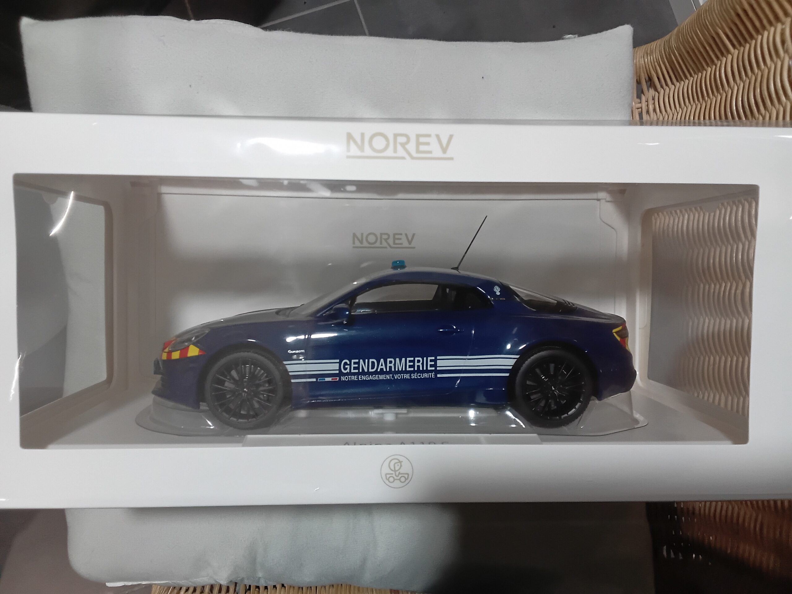 Alpine A110 S 2023 Gendarmerie 1/18 - Vins Rouges Harmonieux pour Chaque Occasion Alpine A110 S 2023 Gendarmerie 1/18 - Vins Rouges Harmonieux pour Chaque Occasion