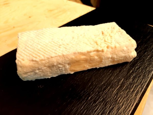 Chèvre brique affinée / Chèvrerie Fréhel - Vins Rouges Harmonieux pour Chaque Occasion