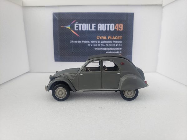 Citroën – 2 CV AZL - Vins Rouges Harmonieux pour Chaque Occasion