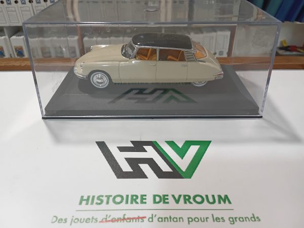 Citroën DS 19 1956 Universal Hobbies 1/43 - Vins Rouges Harmonieux pour Chaque Occasion