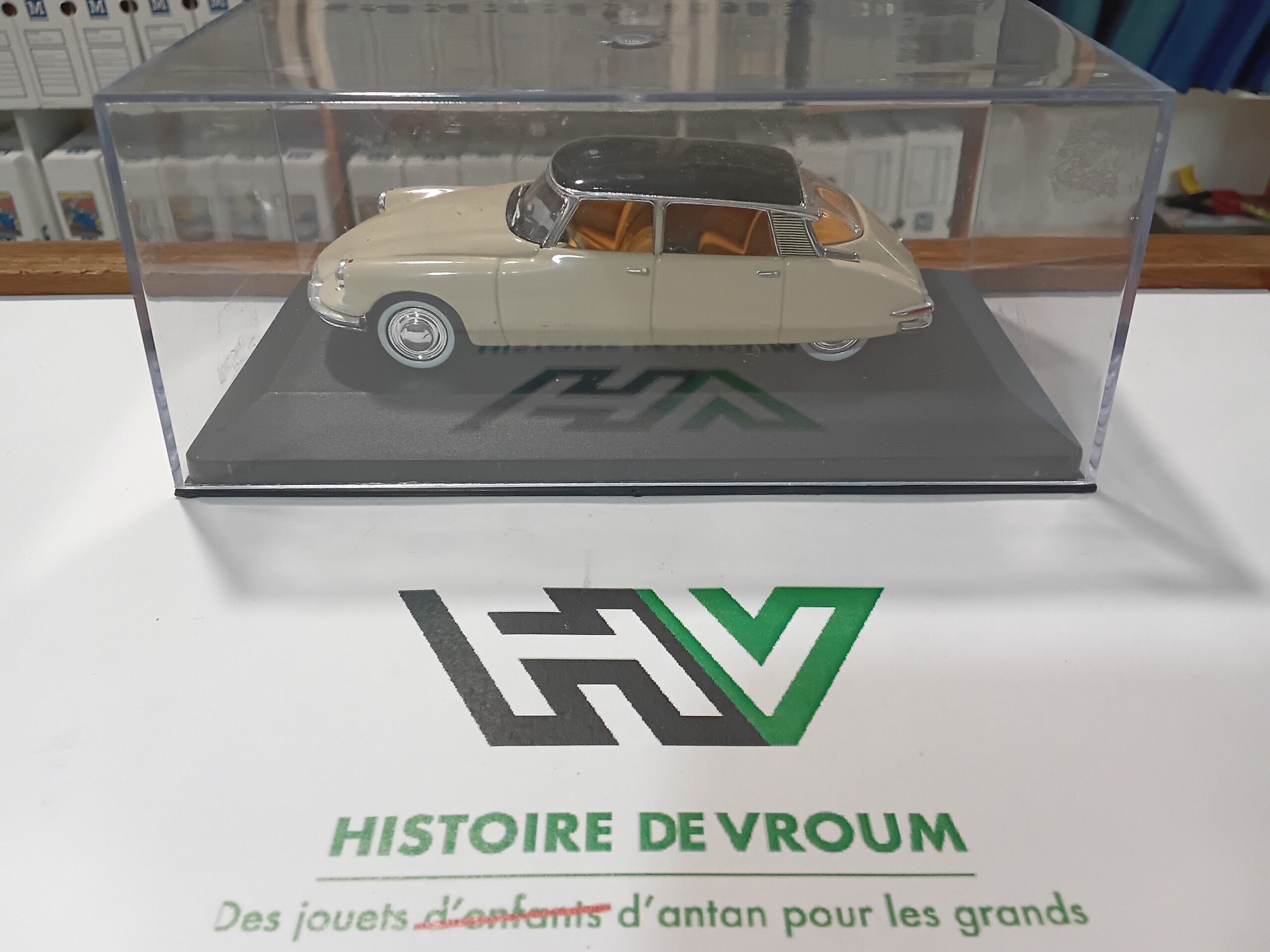 Citroën DS 19 1956 Universal Hobbies 1/43 - Vins Rouges Harmonieux pour Chaque Occasion Citroën DS 19 1956 Universal Hobbies 1/43 - Vins Rouges Harmonieux pour Chaque Occasion