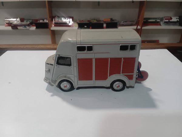 Citroën Type H Transport de Chevaux Eligor 1/43 - Vins Rouges Harmonieux pour Chaque Occasion