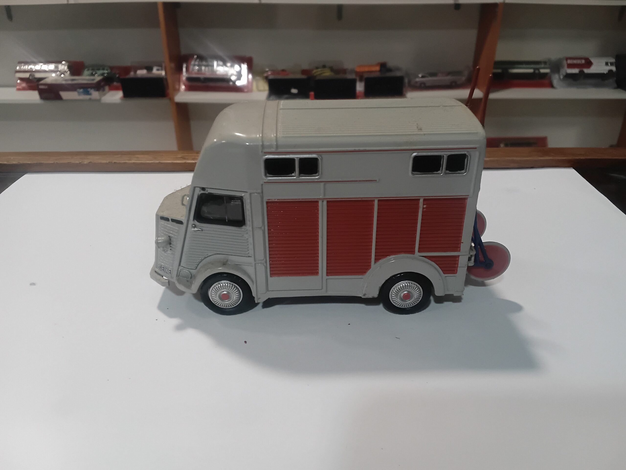 Citroën Type H Transport de Chevaux Eligor 1/43 - Vins Rouges Harmonieux pour Chaque Occasion Citroën Type H Transport de Chevaux Eligor 1/43 - Vins Rouges Harmonieux pour Chaque Occasion