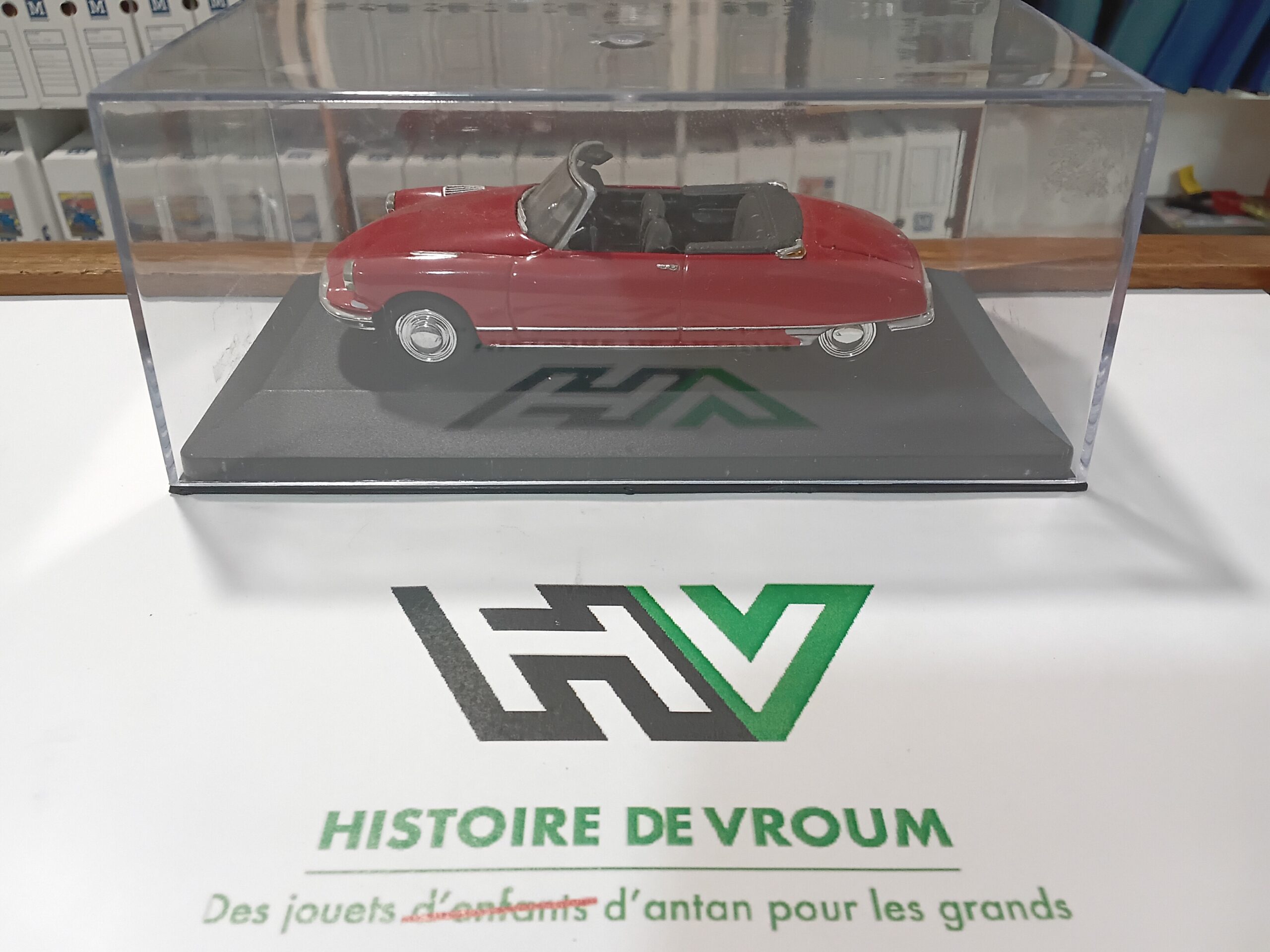 Citroën DS 19 Cabriolet 1961 Universal Hobbies 1/43 - Vins Rouges Harmonieux pour Chaque Occasion Citroën DS 19 Cabriolet 1961 Universal Hobbies 1/43 - Vins Rouges Harmonieux pour Chaque Occasion
