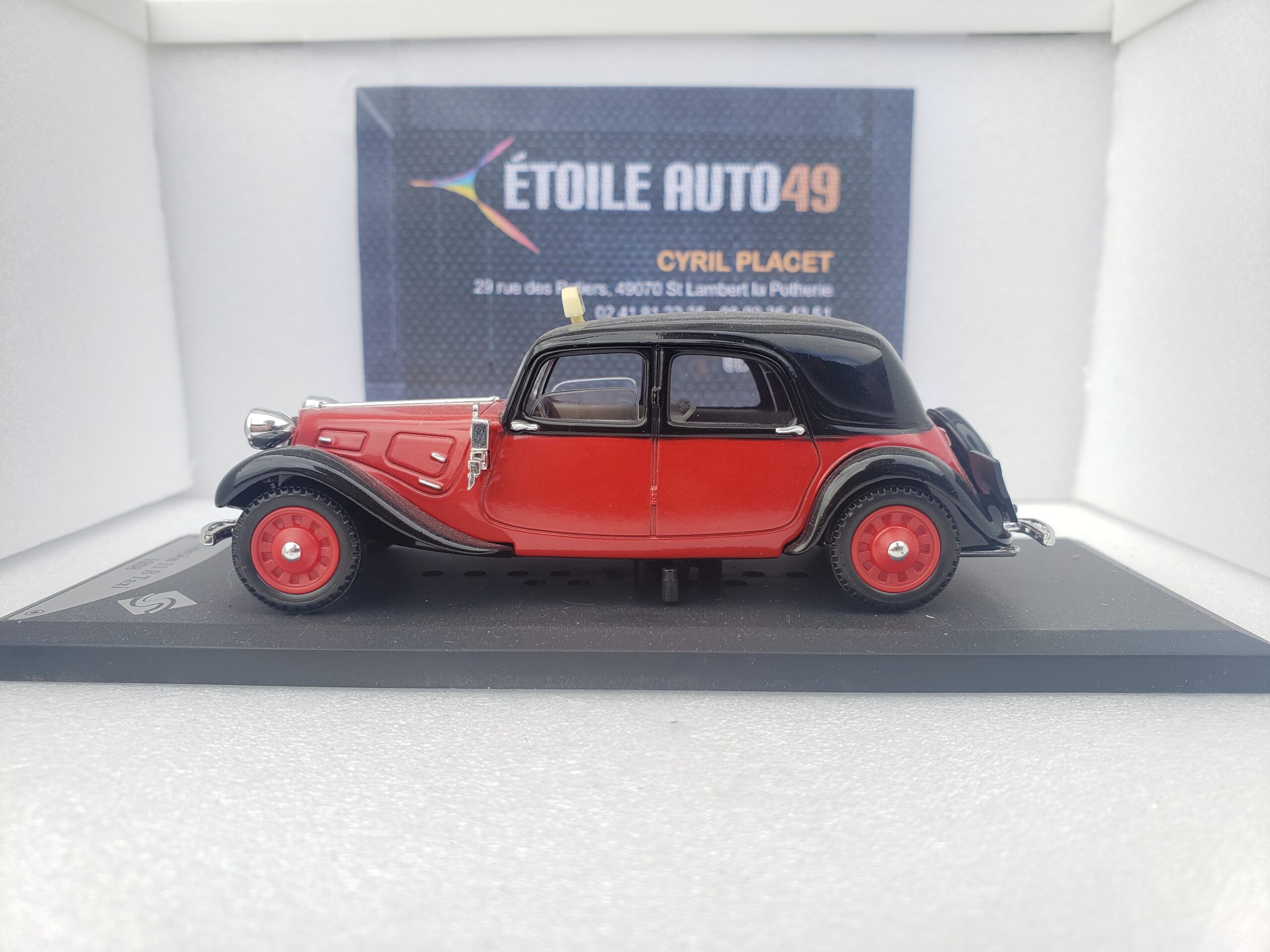 Citroën – 11 B Taxi – 1938 - Vins Rouges Harmonieux pour Chaque Occasion Citroën – 11 B Taxi – 1938 - Vins Rouges Harmonieux pour Chaque Occasion