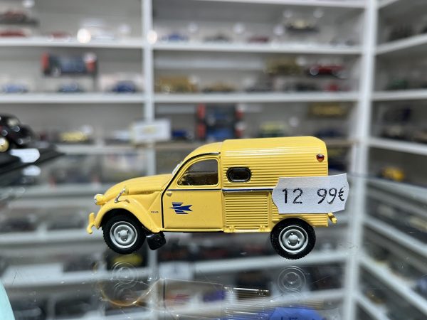 Citroën 2CV AK 250 1962 La Poste Universal Hobbies 1/43 - Vins Rouges Harmonieux pour Chaque Occasion