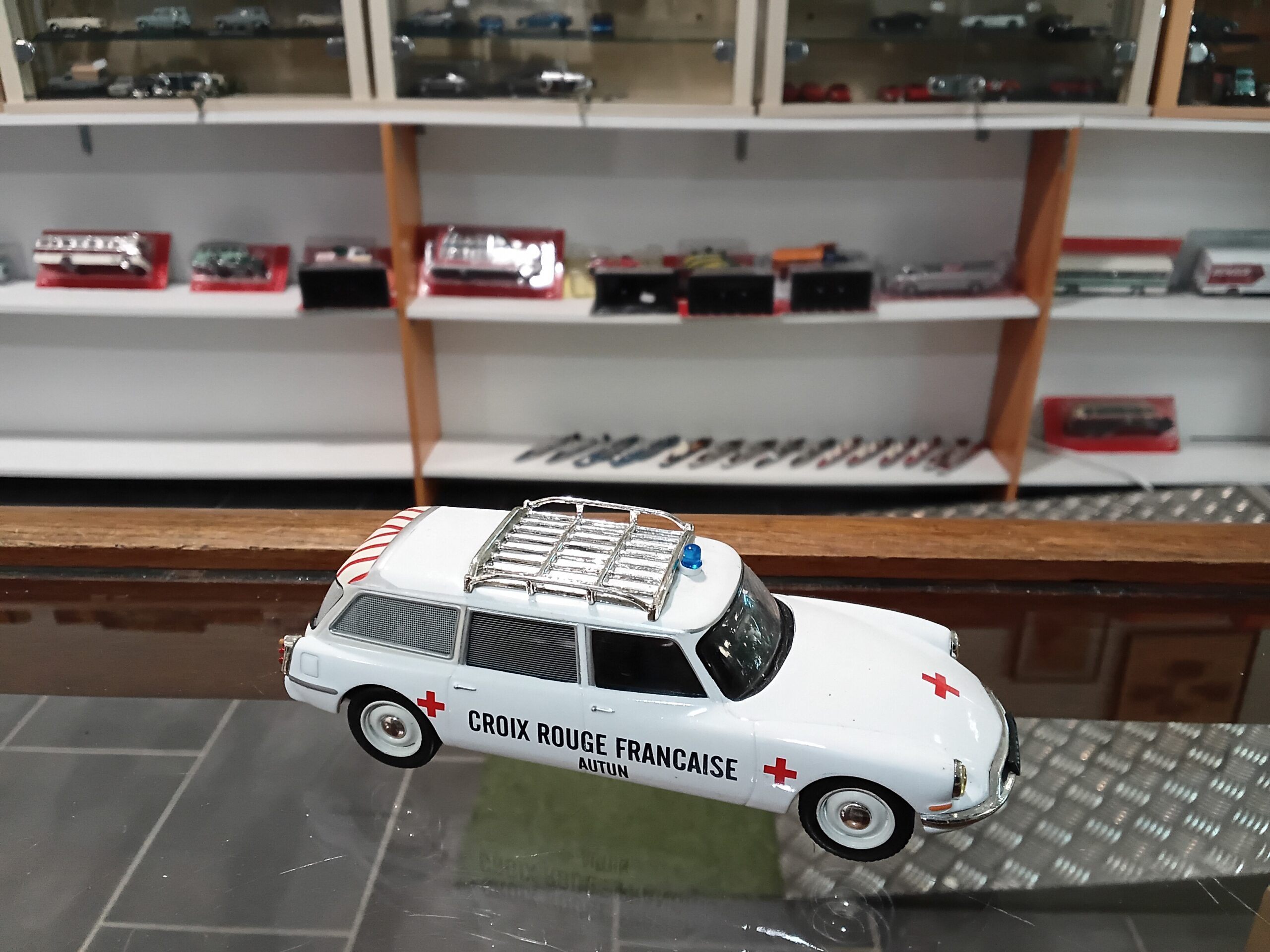 Citroën DS 19 Croix Rouge Française Autun Altaya 1/43 - Vins Rouges Harmonieux pour Chaque Occasion Citroën DS 19 Croix Rouge Française Autun Altaya 1/43 - Vins Rouges Harmonieux pour Chaque Occasion