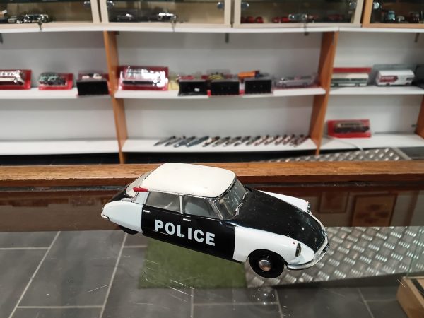 Citroën ID 19 Police Parisienne 1959 Universal Hobbies 1/43 - Vins Rouges Harmonieux pour Chaque Occasion
