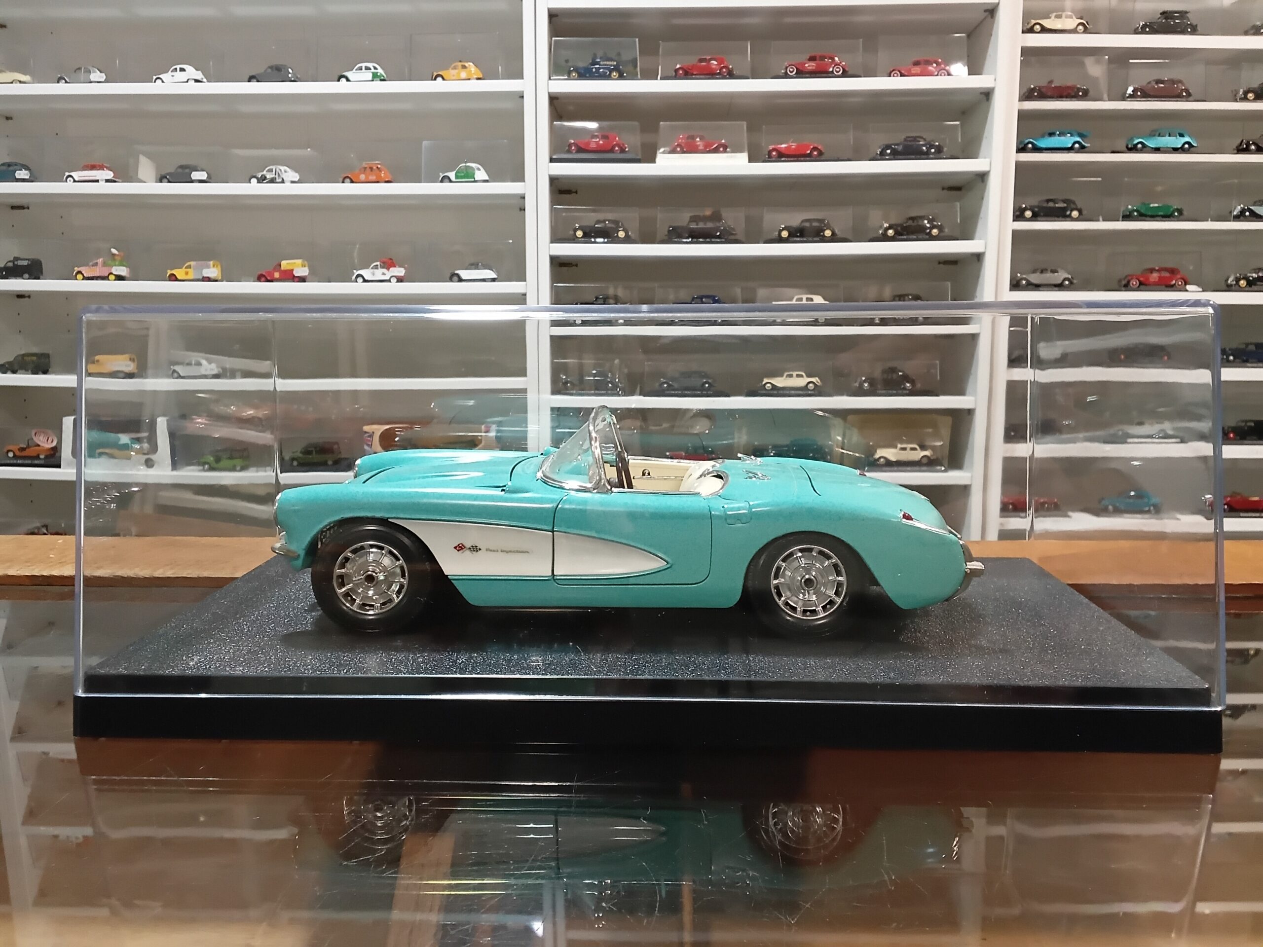 Chevrolet Corvette Cabriolet 1957 Bburago 1/18 - Vins Rouges Harmonieux pour Chaque Occasion Chevrolet Corvette Cabriolet 1957 Bburago 1/18 - Vins Rouges Harmonieux pour Chaque Occasion