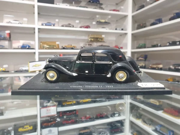 Citroën – Traction 11 1953 - Vins Rouges Harmonieux pour Chaque Occasion