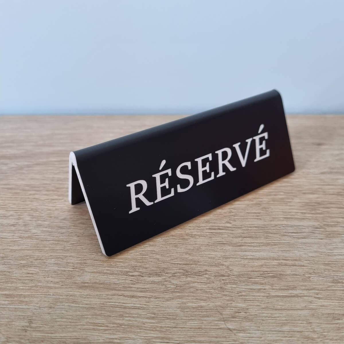 Chevalet réservé en plastique pour restaurant – L100 x H 50mm - Vins Rouges Harmonieux pour Chaque Occasion Chevalet réservé en plastique pour restaurant – L100 x H 50mm - Vins Rouges Harmonieux pour Chaque Occasion